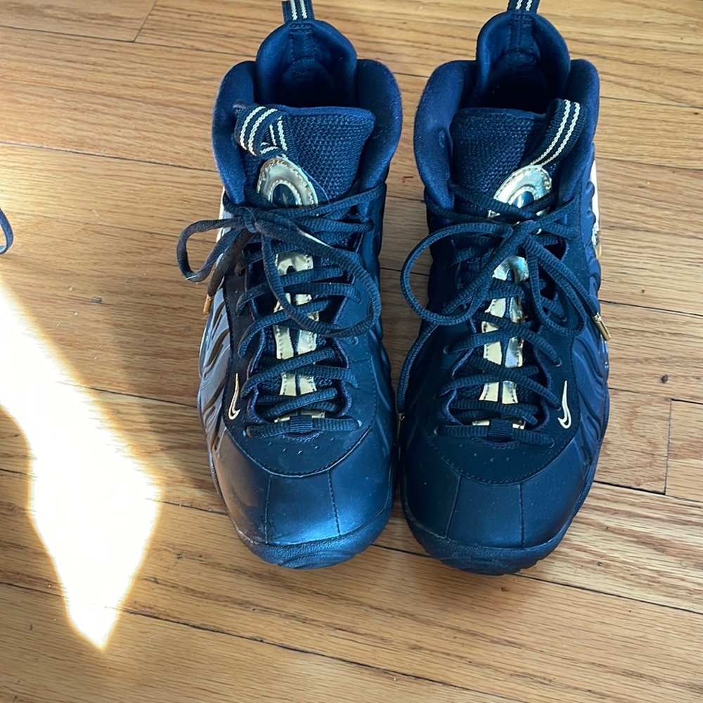 Nike Black and Good foams size 7